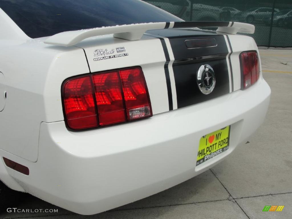 2005 Mustang V6 Deluxe Coupe - Performance White / Light Graphite photo #24