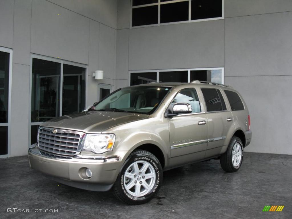 2007 Aspen Limited HEMI - Light Khaki Beige Metallic / Dark Khaki/Light Graystone photo #1