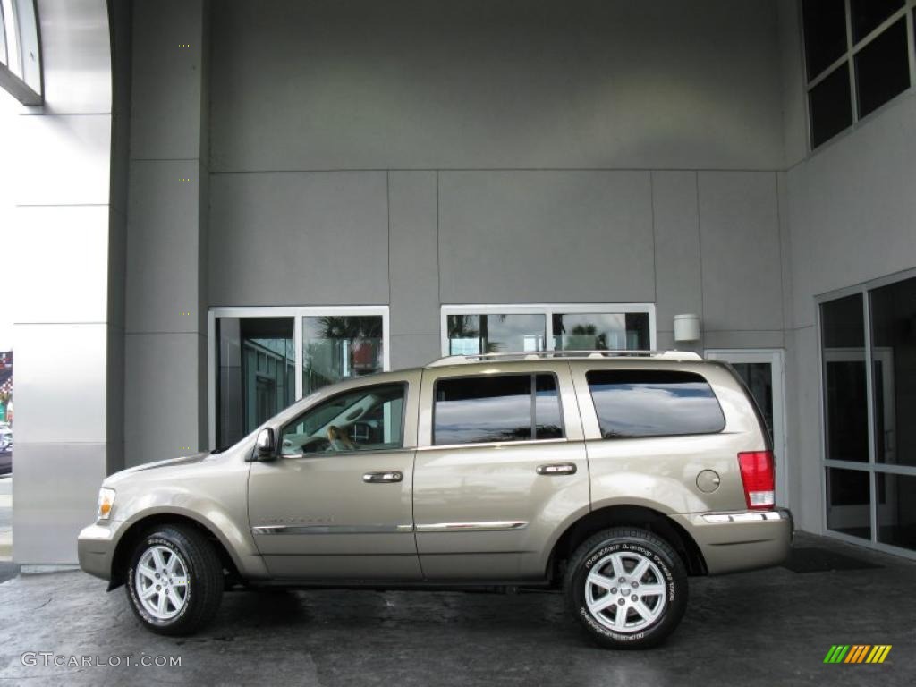 2007 Aspen Limited HEMI - Light Khaki Beige Metallic / Dark Khaki/Light Graystone photo #2