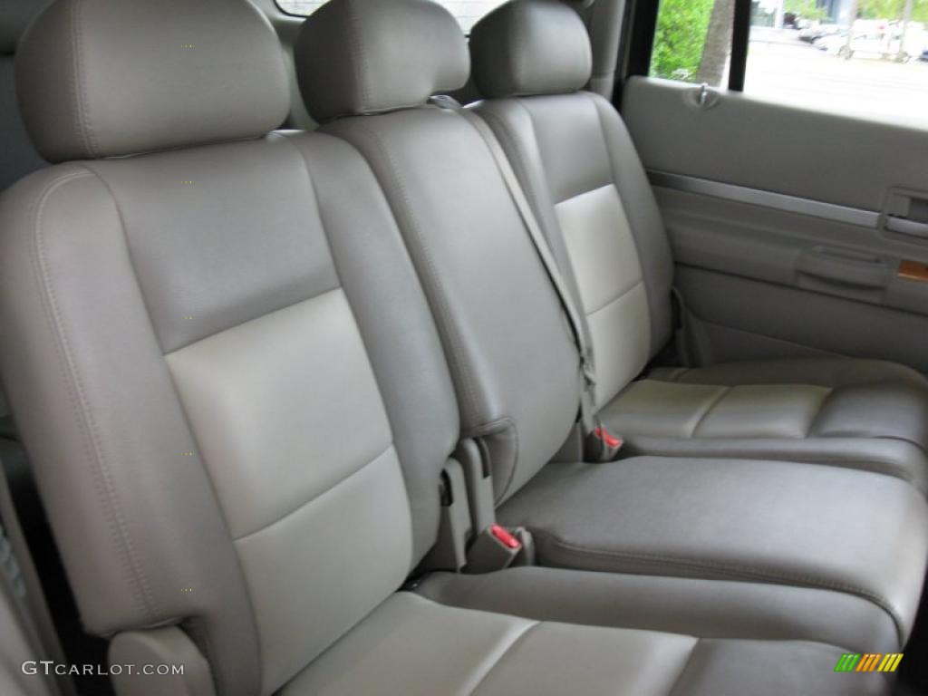 2007 Aspen Limited HEMI - Light Khaki Beige Metallic / Dark Khaki/Light Graystone photo #25