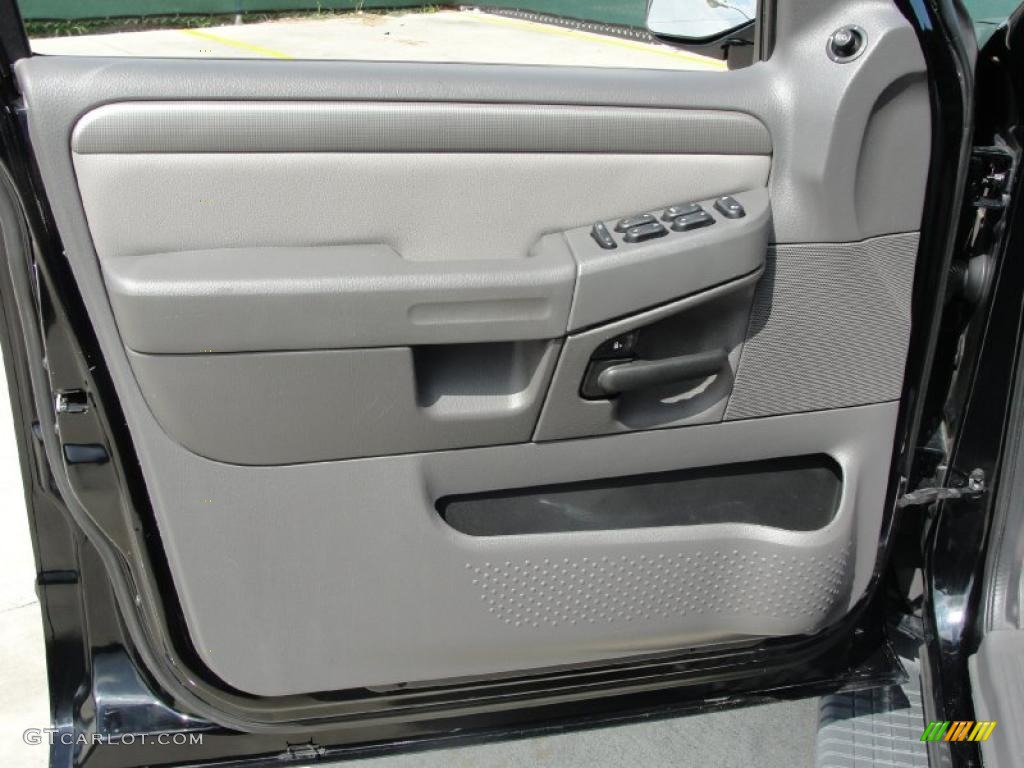 2004 Explorer XLT - Black / Graphite photo #41