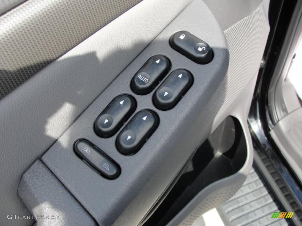 2004 Explorer XLT - Black / Graphite photo #42