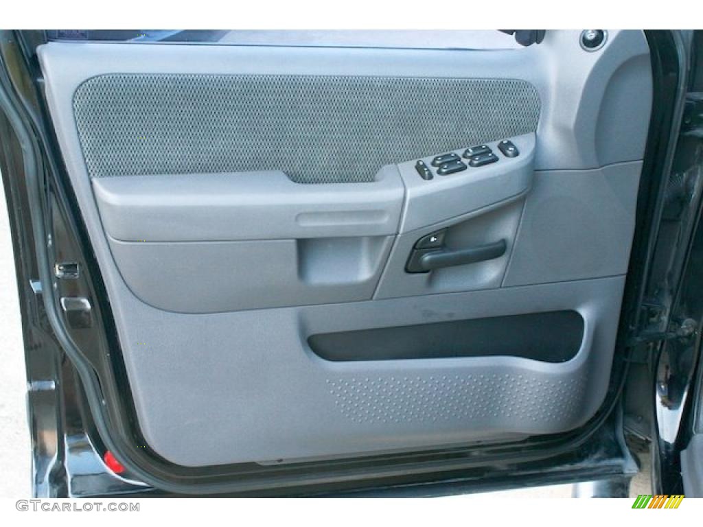2002 Explorer XLT - Black Clearcoat / Graphite photo #18