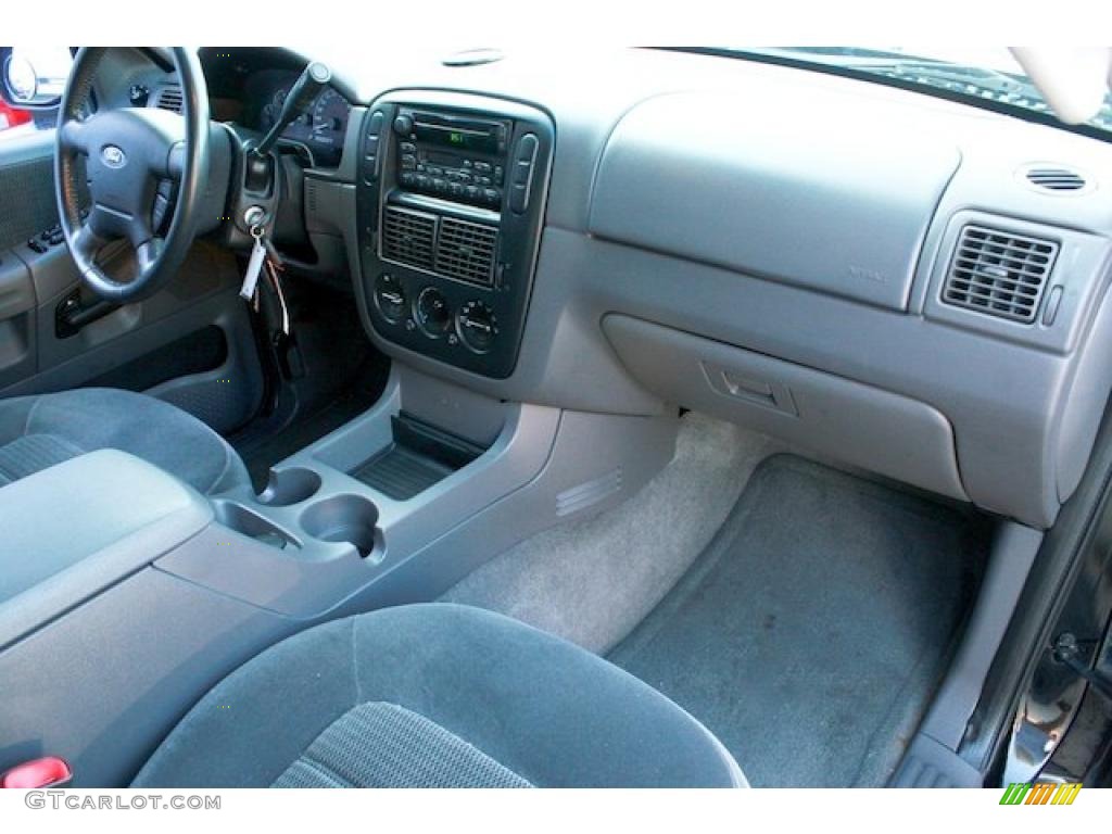 2002 Explorer XLT - Black Clearcoat / Graphite photo #32