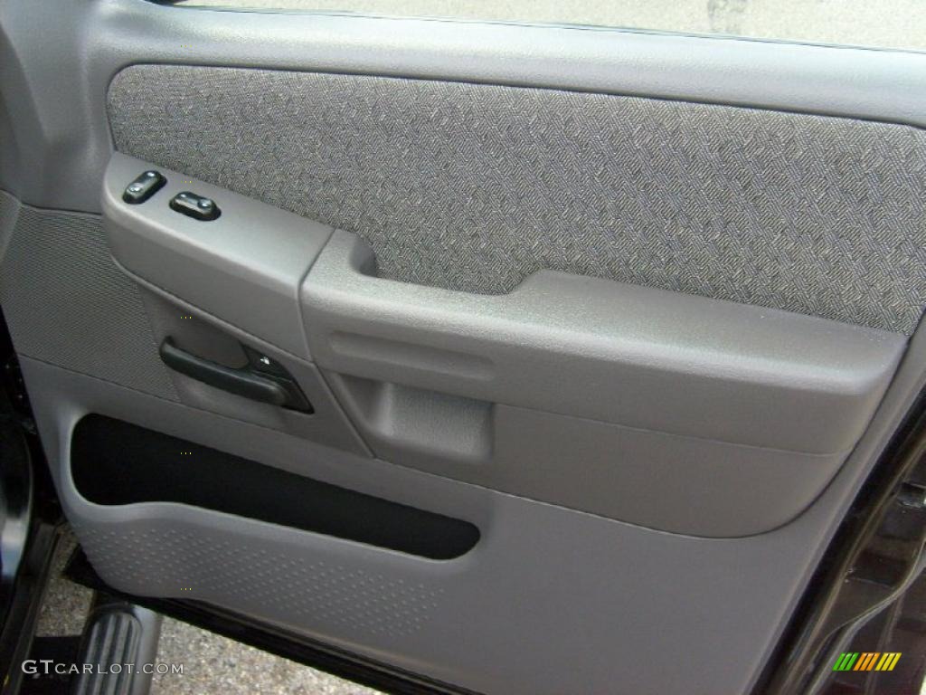 2004 Explorer XLS 4x4 - Black / Graphite photo #22