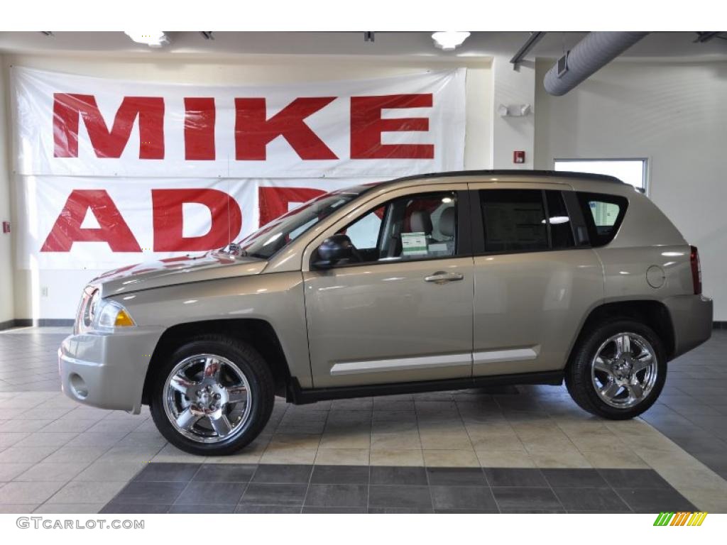 Light Sandstone Metallic Jeep Compass