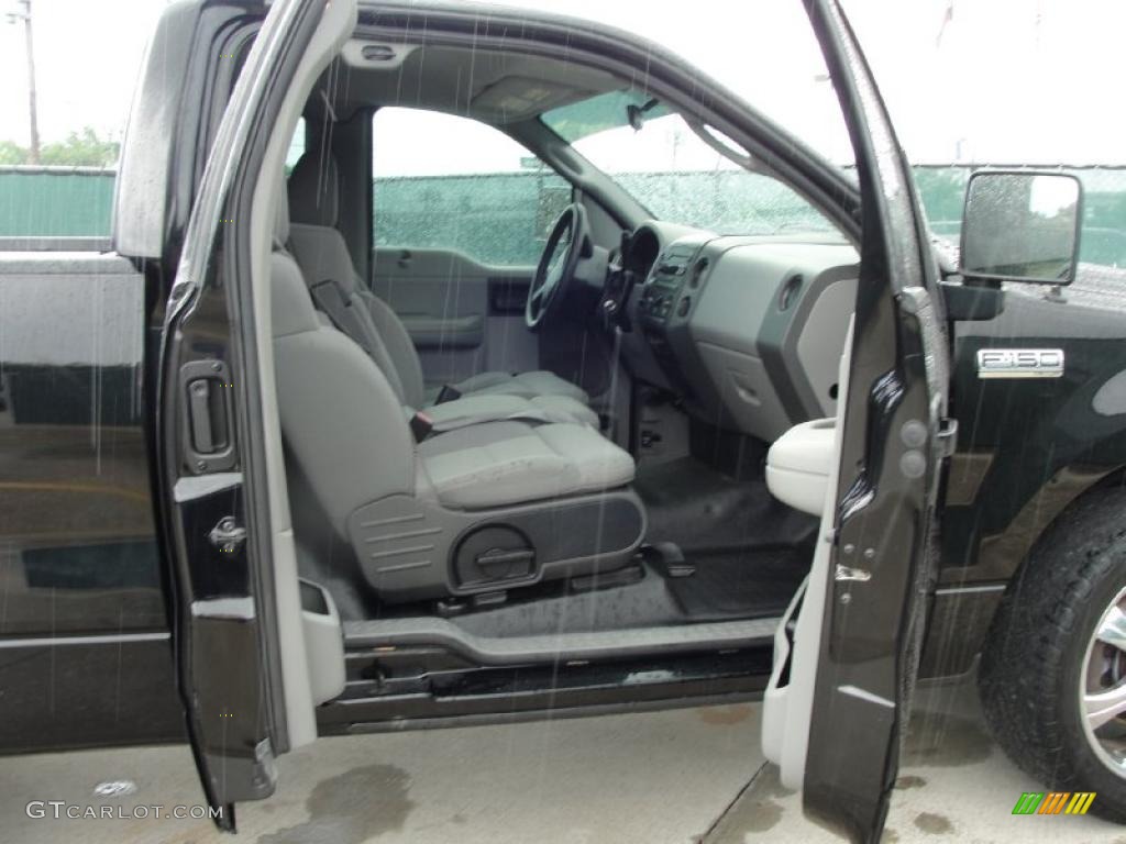 2004 F150 XL Regular Cab - Black / Dark Flint photo #30