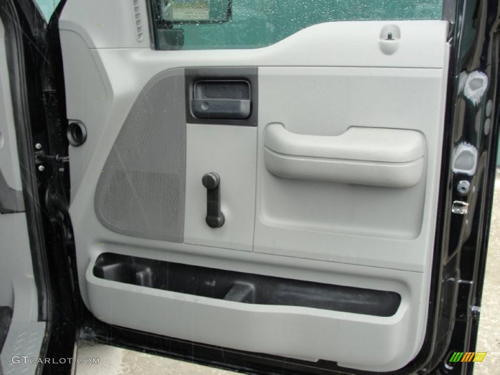 2004 F150 XL Regular Cab - Black / Dark Flint photo #31