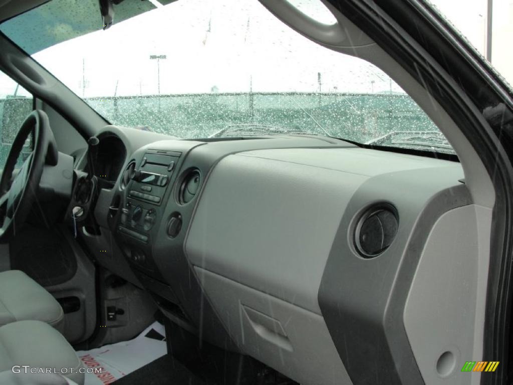 2004 F150 XL Regular Cab - Black / Dark Flint photo #32