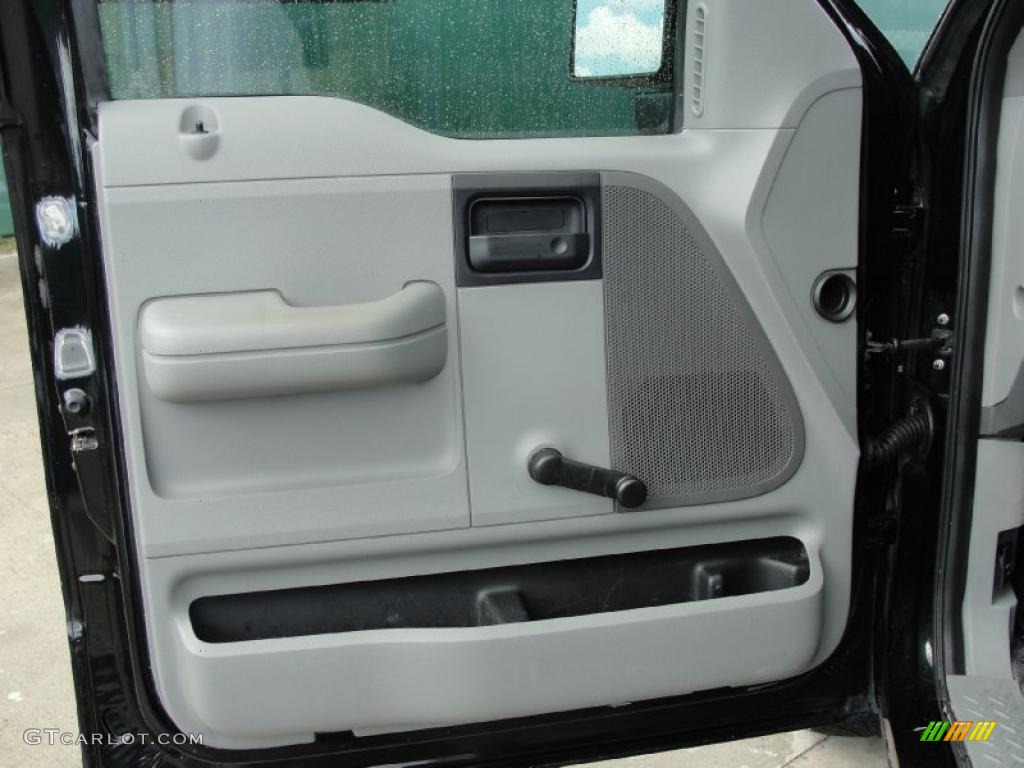 2004 F150 XL Regular Cab - Black / Dark Flint photo #38