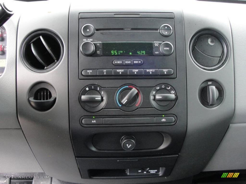 2004 F150 XL Regular Cab - Black / Dark Flint photo #44