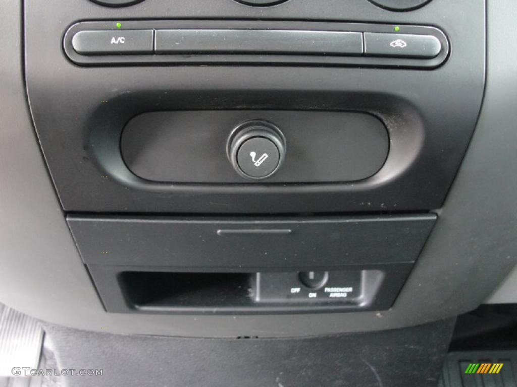 2004 F150 XL Regular Cab - Black / Dark Flint photo #47