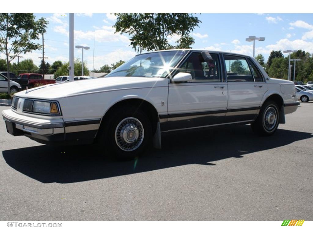 1987 Delta 88 Royal Brougham - White / Dark Red photo #5