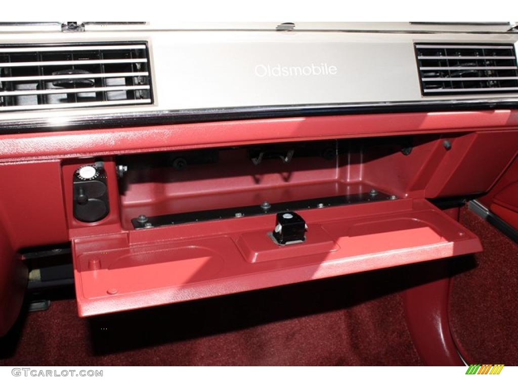 1987 Delta 88 Royal Brougham - White / Dark Red photo #25