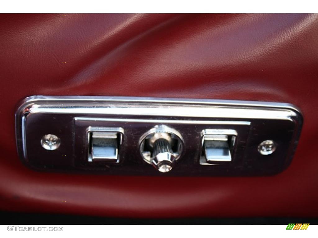 1987 Delta 88 Royal Brougham - White / Dark Red photo #29