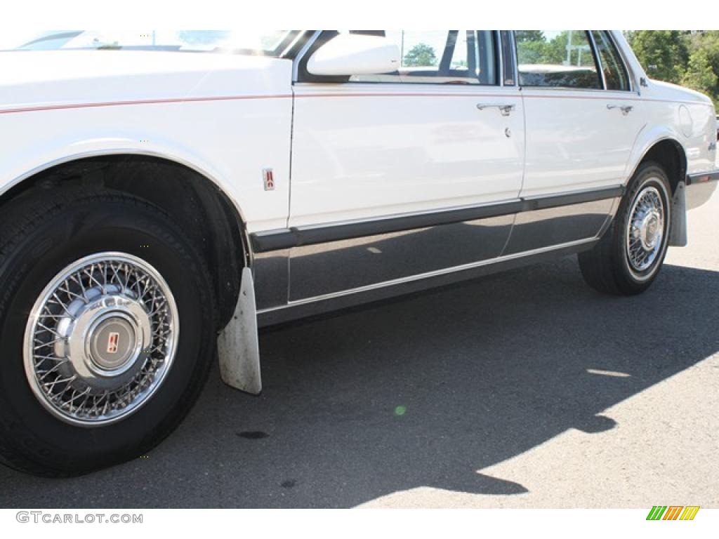 1987 Delta 88 Royal Brougham - White / Dark Red photo #33