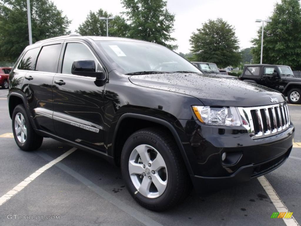 2011 Grand Cherokee Laredo - Brilliant Black Crystal Pearl / Black photo #4