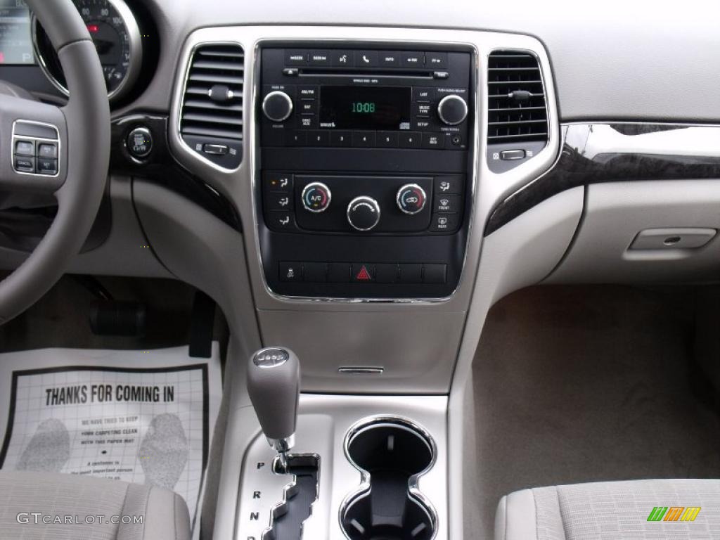 2011 Grand Cherokee Laredo - Stone White / Dark Graystone/Medium Graystone photo #11