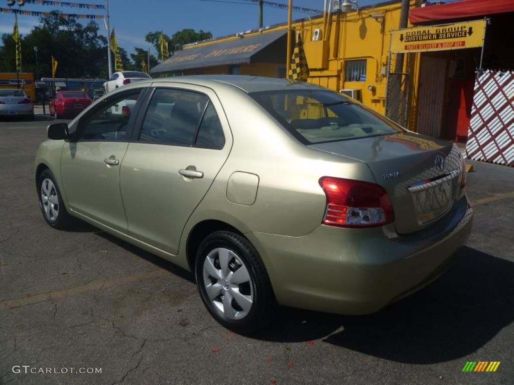 2007 Yaris Sedan - Olive Mist / Bisque photo #4