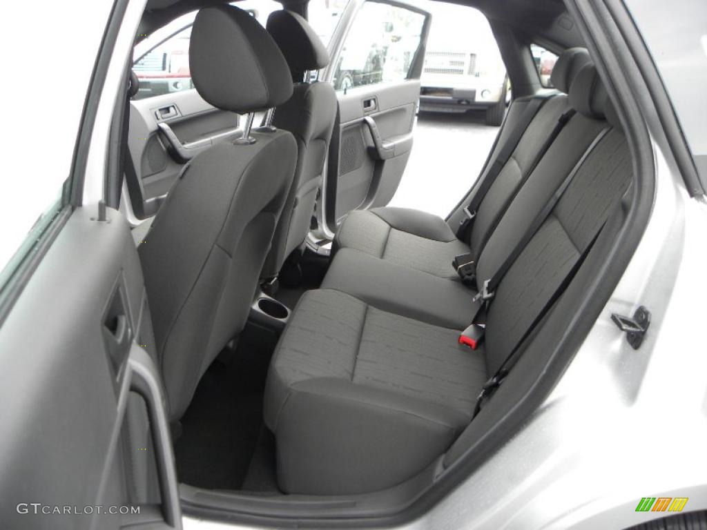 2011 Focus SE Sedan - Ingot Silver Metallic / Charcoal Black photo #10