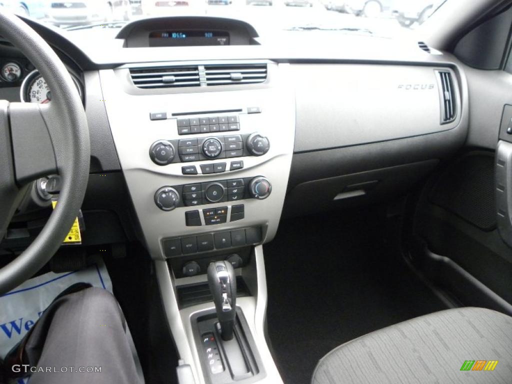 2011 Focus SE Sedan - Ingot Silver Metallic / Charcoal Black photo #21