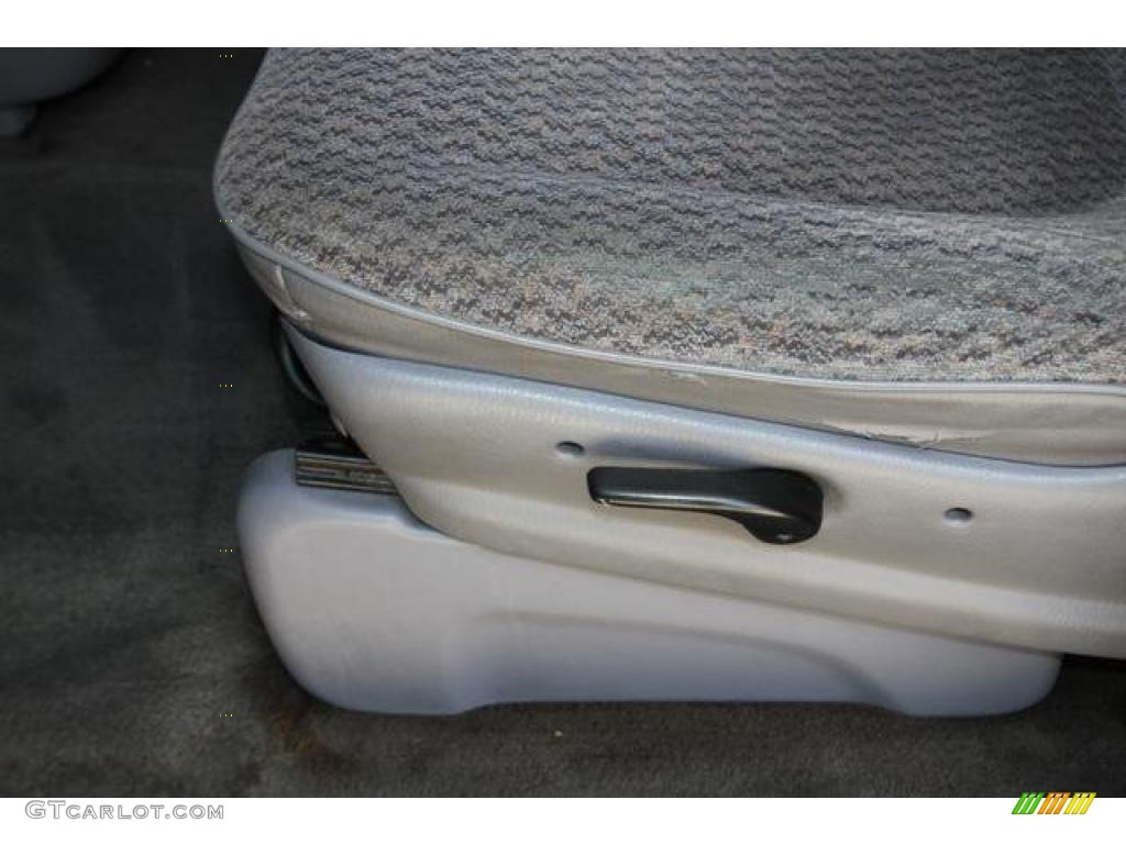 1998 Grand Voyager SE - Deep Cranberry Pearl / Silver Fern photo #18