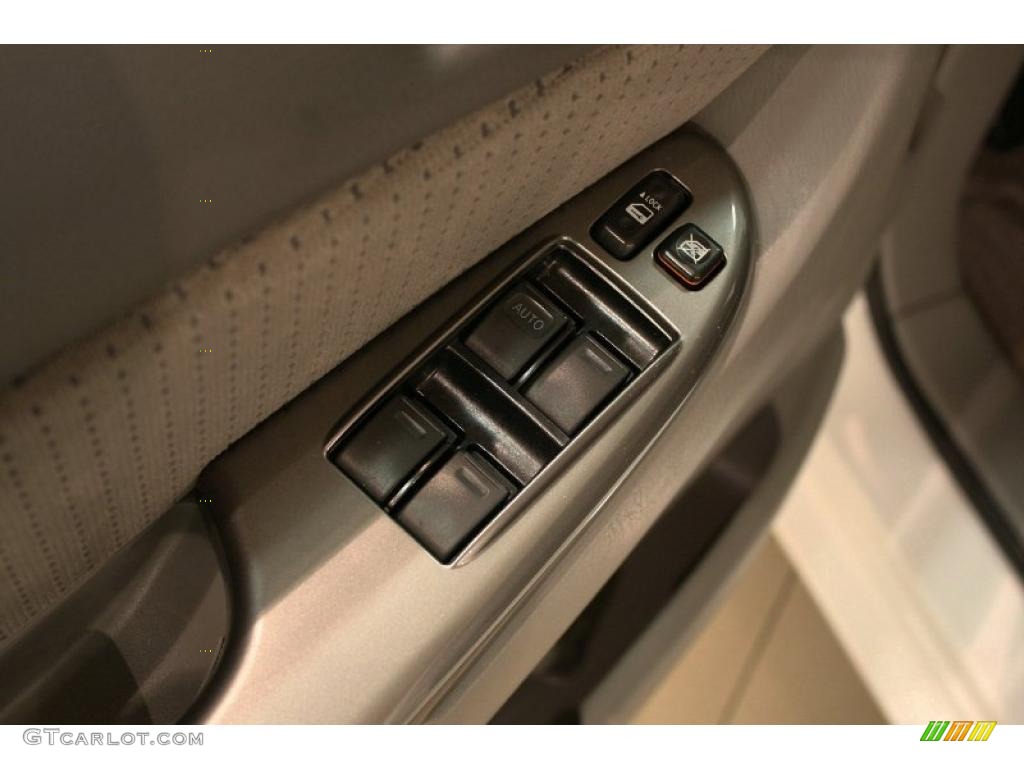 2010 Sienna LE - Super White / Taupe photo #9