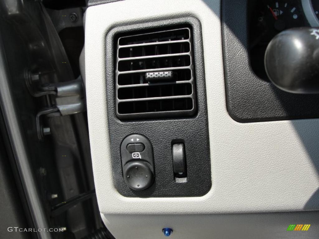 2005 Equinox LT - Dark Silver Metallic / Light Gray photo #44