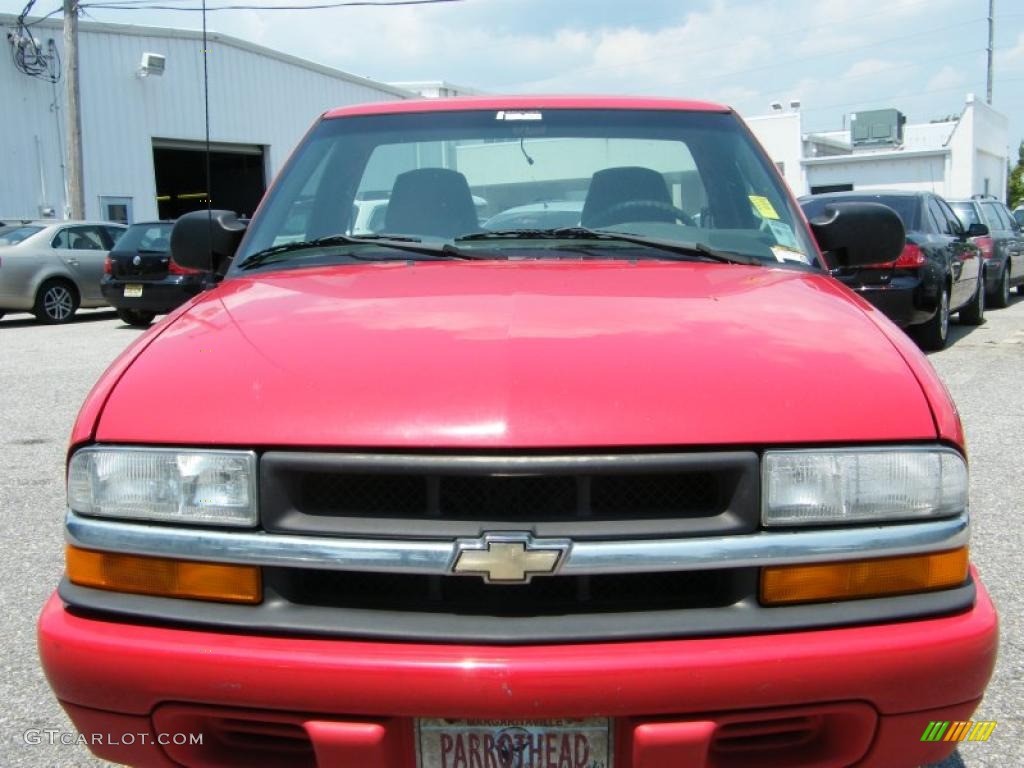 2001 S10 LS Regular Cab - Victory Red / Medium Gray photo #8