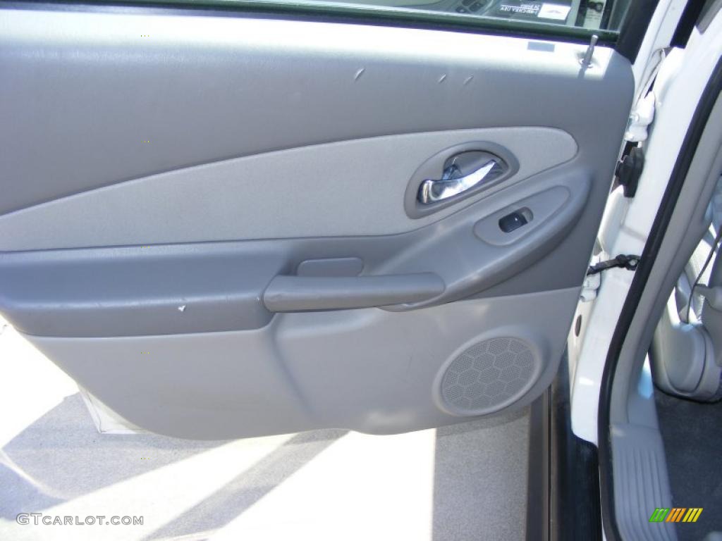 2005 Malibu Maxx LS Wagon - White / Gray photo #12