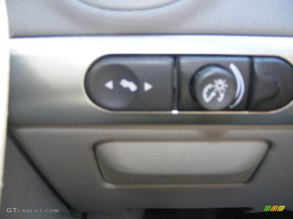 2005 Malibu Maxx LS Wagon - White / Gray photo #16