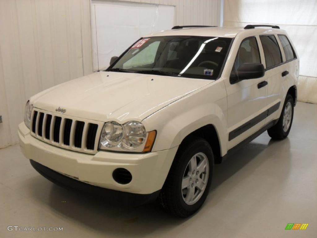 2005 Grand Cherokee Laredo - Stone White / Khaki photo #1