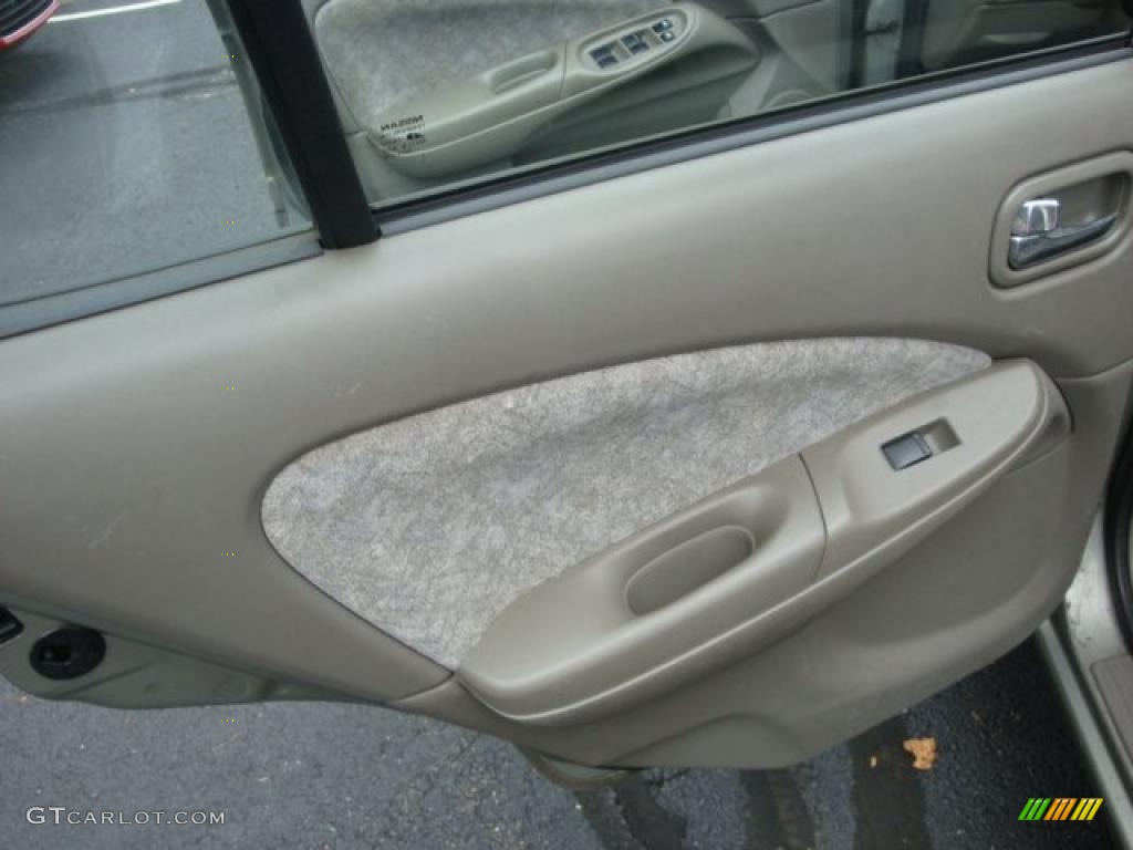 2002 Sentra GXE - Iced Cappuccino / Sand Beige photo #13
