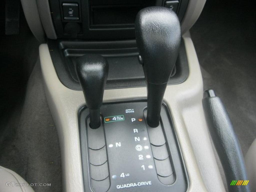 2004 Grand Cherokee Limited 4x4 - Brillant Black Crystal Pearl / Taupe photo #19