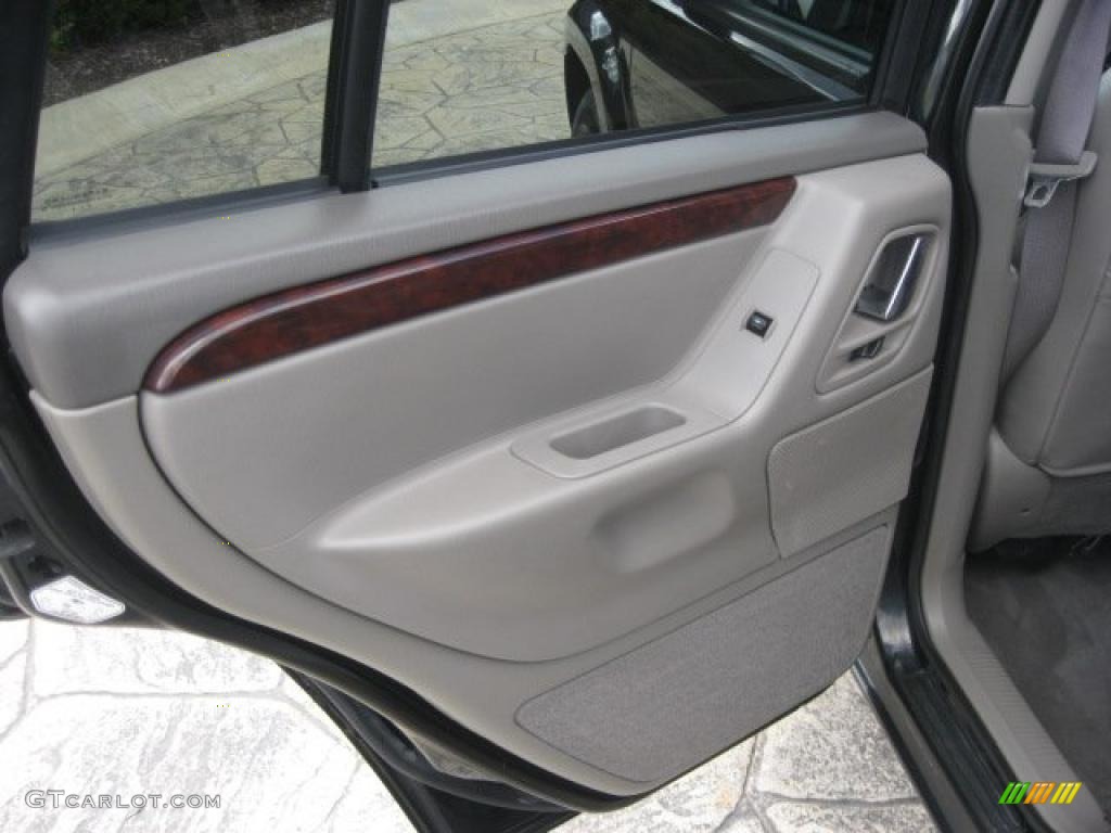 2004 Grand Cherokee Limited 4x4 - Brillant Black Crystal Pearl / Taupe photo #20