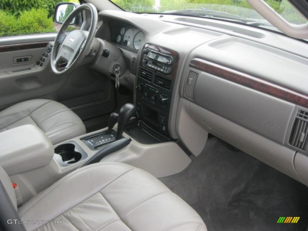 2004 Grand Cherokee Limited 4x4 - Brillant Black Crystal Pearl / Taupe photo #24