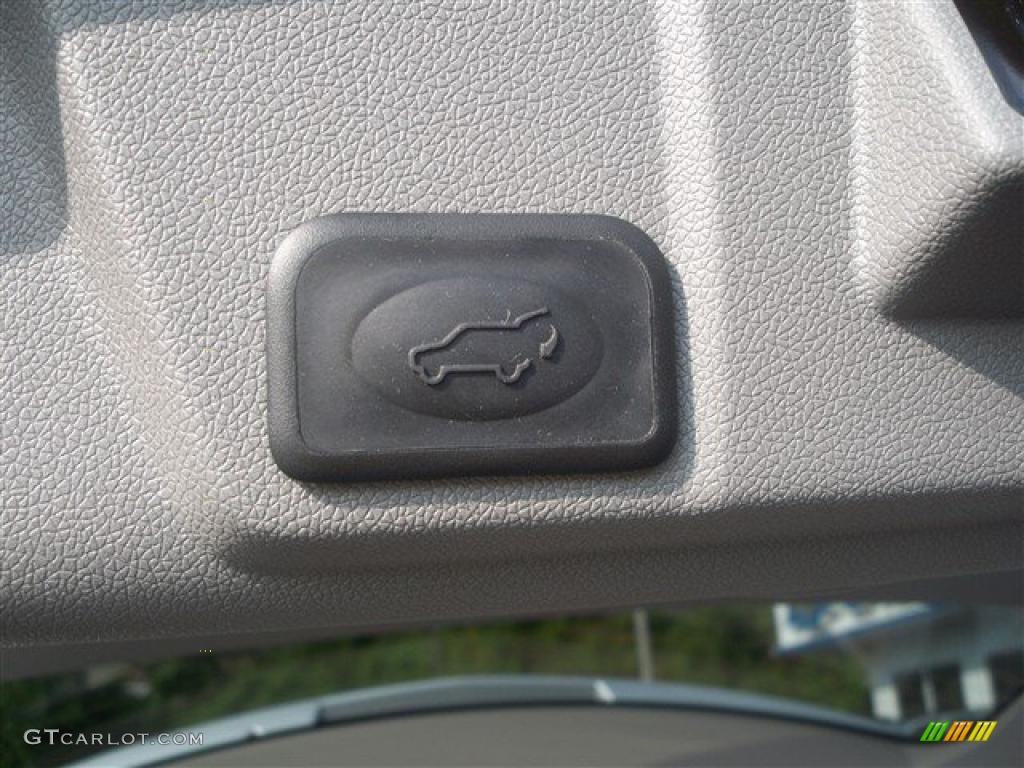 2011 Traverse LT AWD - Silver Ice Metallic / Dark Gray/Light Gray photo #10