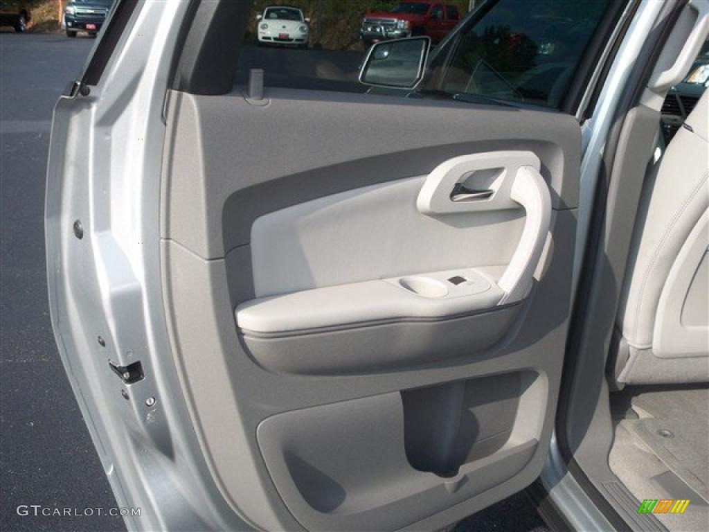 2011 Traverse LT AWD - Silver Ice Metallic / Dark Gray/Light Gray photo #14