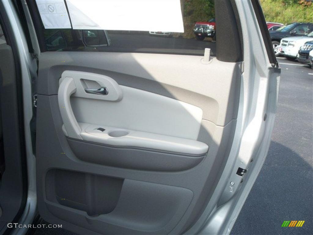 2011 Traverse LT AWD - Silver Ice Metallic / Dark Gray/Light Gray photo #18