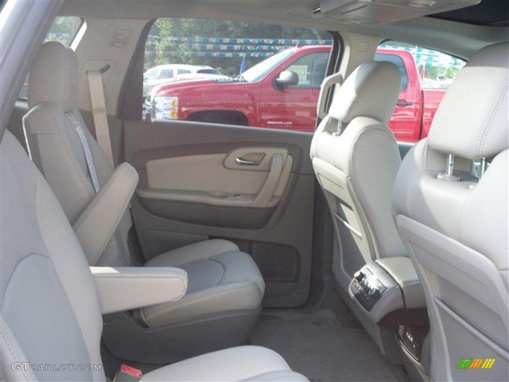 2011 Traverse LT AWD - Silver Ice Metallic / Dark Gray/Light Gray photo #19