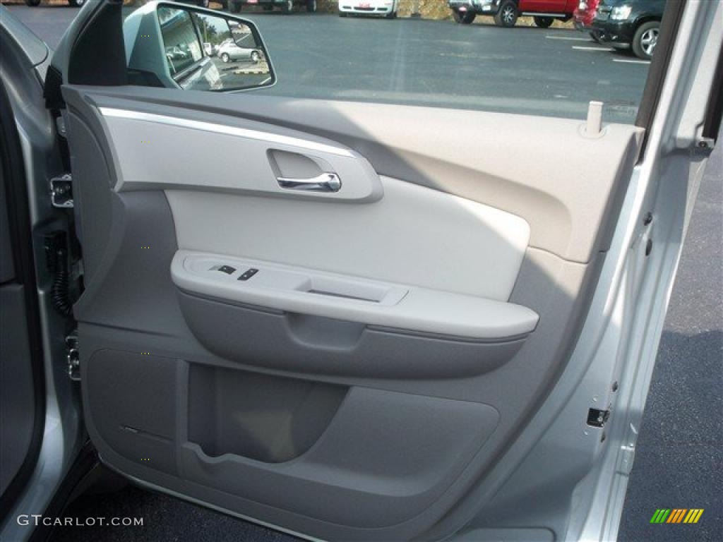 2011 Traverse LT AWD - Silver Ice Metallic / Dark Gray/Light Gray photo #20