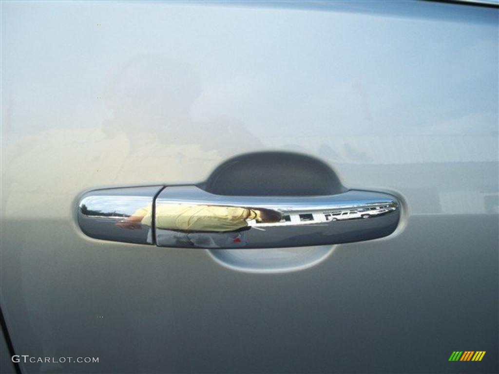 2011 Traverse LT AWD - Silver Ice Metallic / Dark Gray/Light Gray photo #22