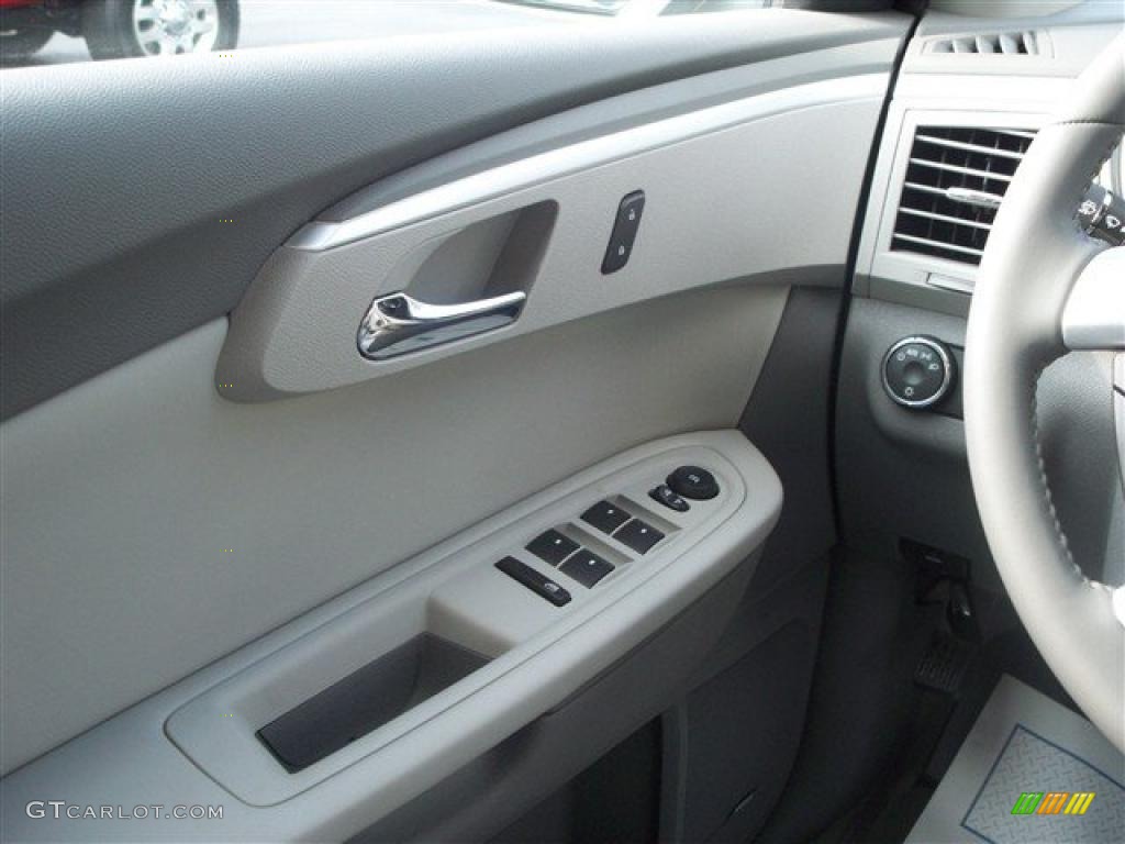 2011 Traverse LT AWD - Silver Ice Metallic / Dark Gray/Light Gray photo #23