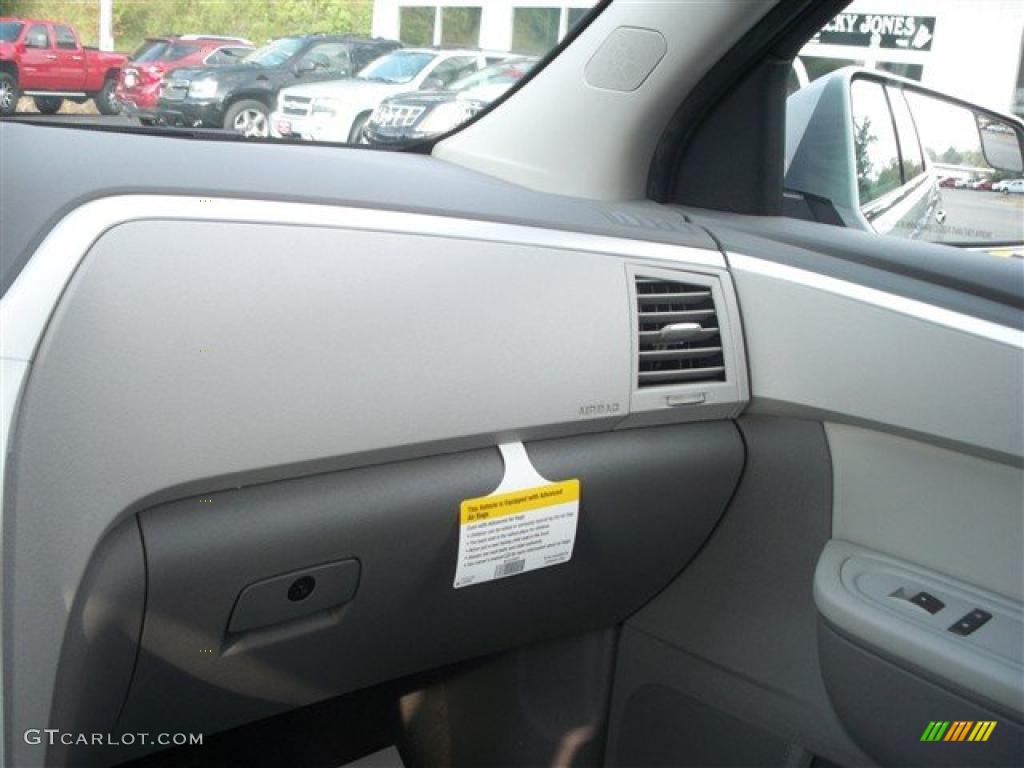 2011 Traverse LT AWD - Silver Ice Metallic / Dark Gray/Light Gray photo #27