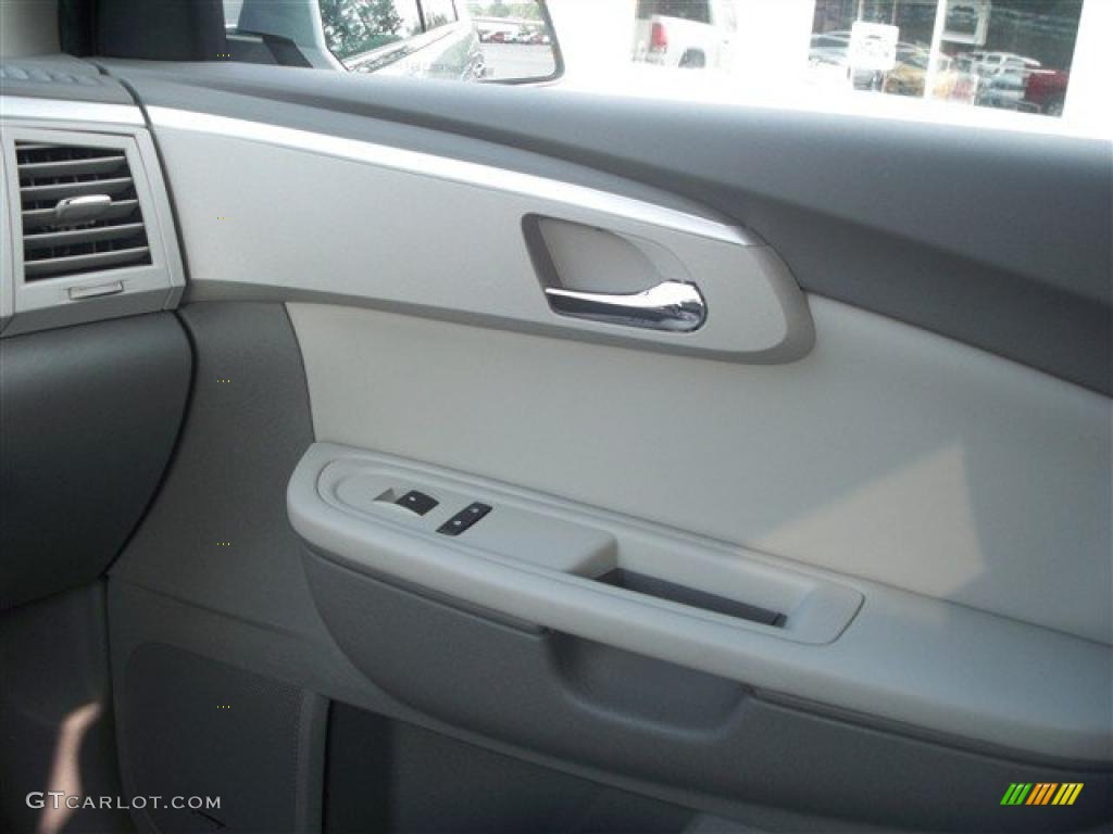 2011 Traverse LT AWD - Silver Ice Metallic / Dark Gray/Light Gray photo #28