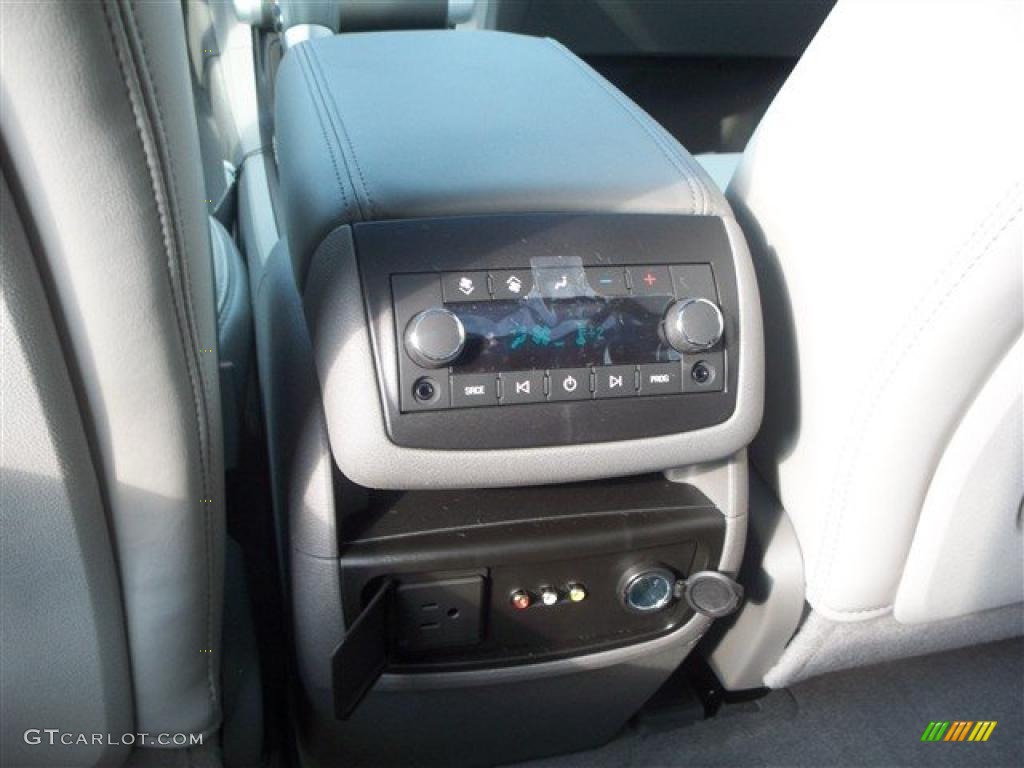 2011 Traverse LT AWD - Silver Ice Metallic / Dark Gray/Light Gray photo #31