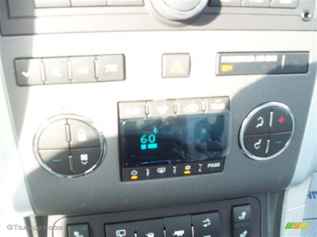 2011 Traverse LT AWD - Silver Ice Metallic / Dark Gray/Light Gray photo #35