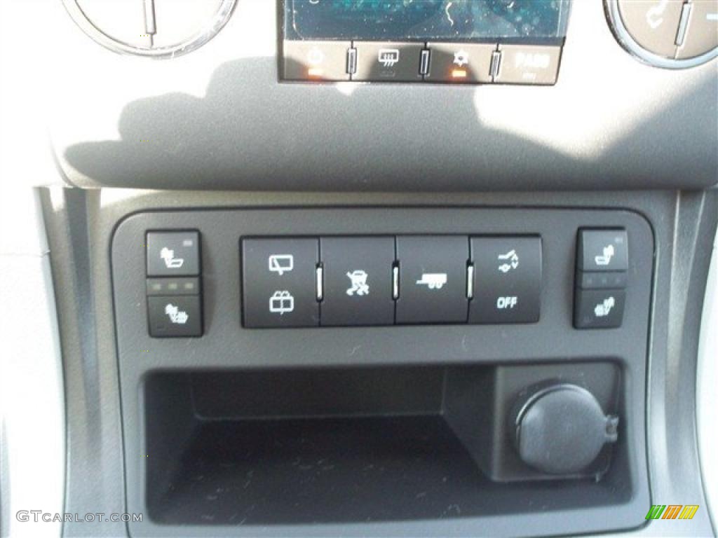 2011 Traverse LT AWD - Silver Ice Metallic / Dark Gray/Light Gray photo #36