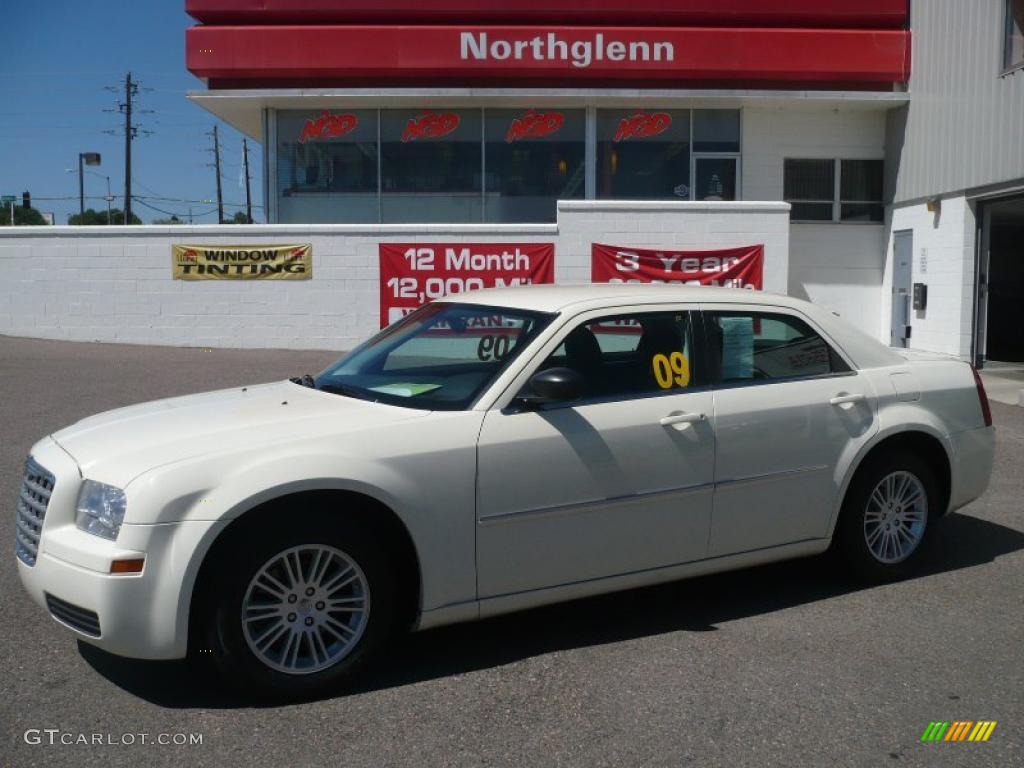 Cool Vanilla White Chrysler 300