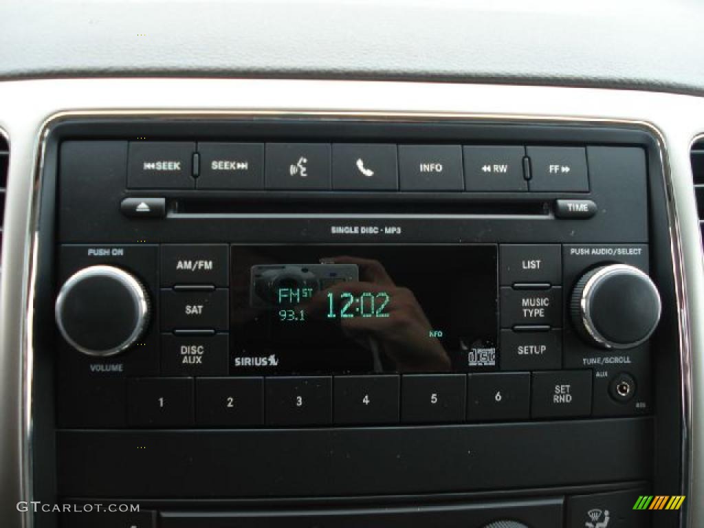 2011 Grand Cherokee Laredo 4x4 - Stone White / Dark Graystone/Medium Graystone photo #17